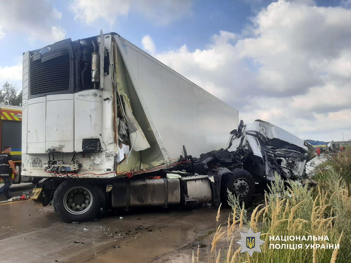 Новини України - На Житомирщині у ДТП загинули водії вантажівки та легковика