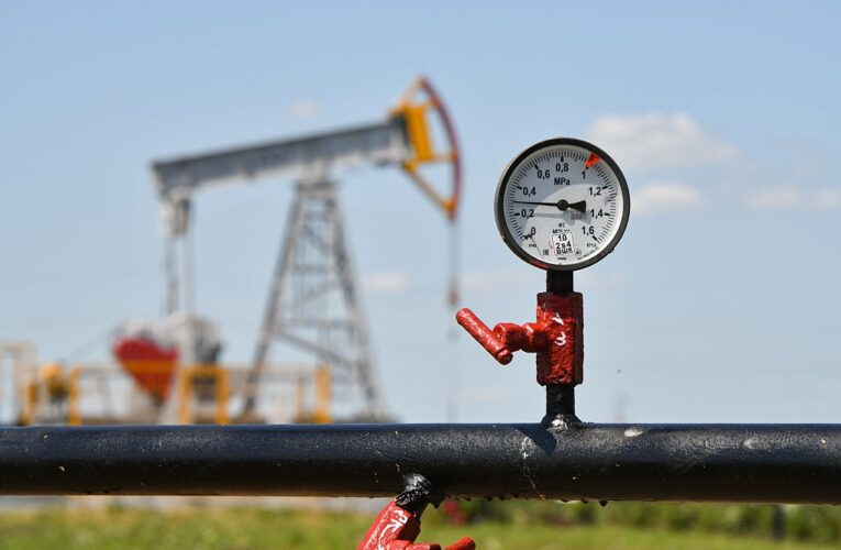 Нафтові доходи РФ обвалились на третину