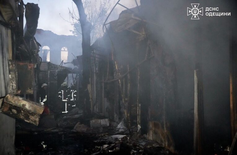 Обстріл Одещини: горіли радіоринок і гуртожиток