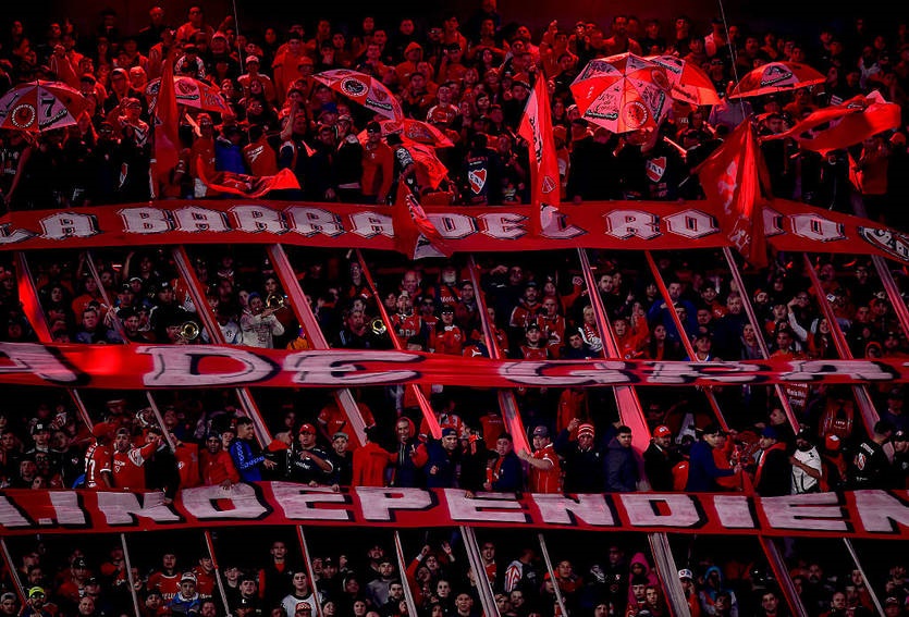 Новини спорту - Під час матчу Копа Судамерикана фанати безчинствували до ножових поранень