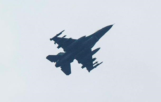 Польща призупинила майже всі польоти винищувачів F-16