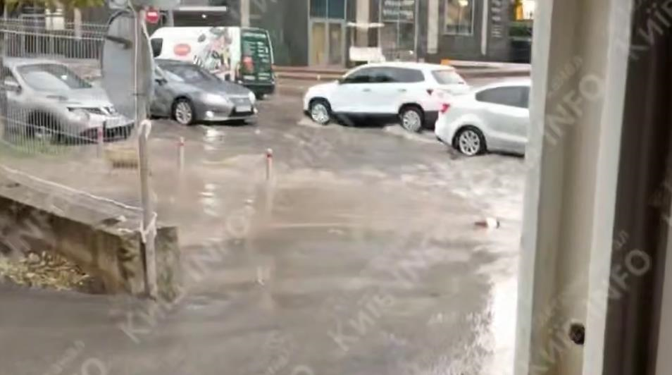 Новини Києва - Повалені дерева й підтоплення: Київ накрила гроза