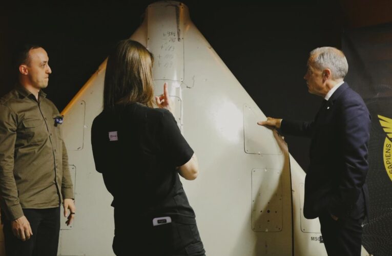 Прем’єру Канади в Києві показали компоненти російської зброї