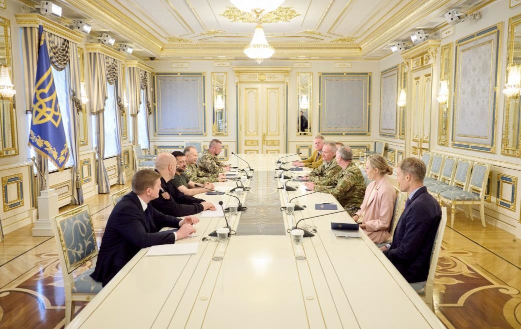 Новини України - Президент зустрівся з командуванням армії Британії