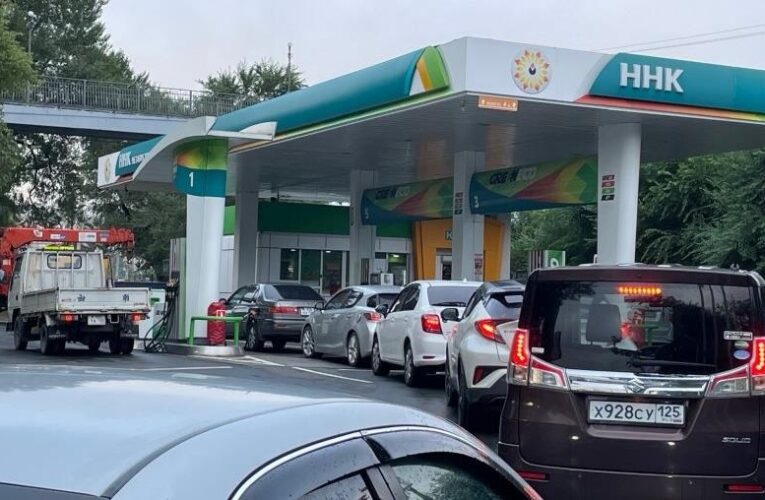 Продають за талонами: третій регіон РФ зіткнувся з нестачею бензину