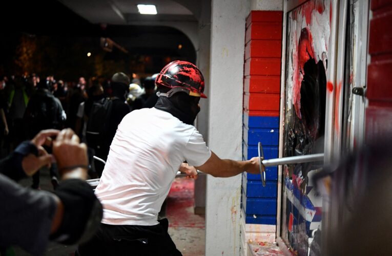 Протести у Сербії переросли у сутички і погроми