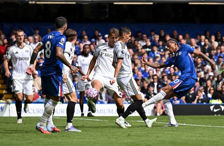 Рефері матчу Челсі-Фулгем закрив очі на одну гру рукою, підсобивши другій