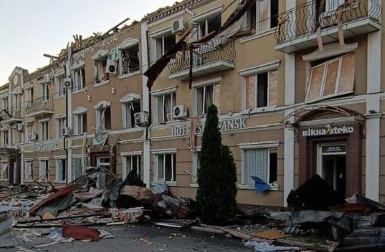 Росіяни атакували центр Слов’янська: пошкоджена візитівка міста