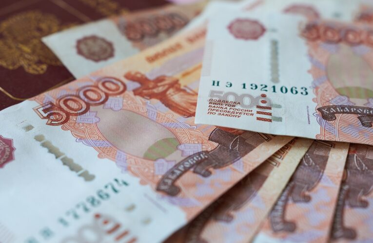 Росіяни масово виносять готівку з банків через перебої з інтернетом