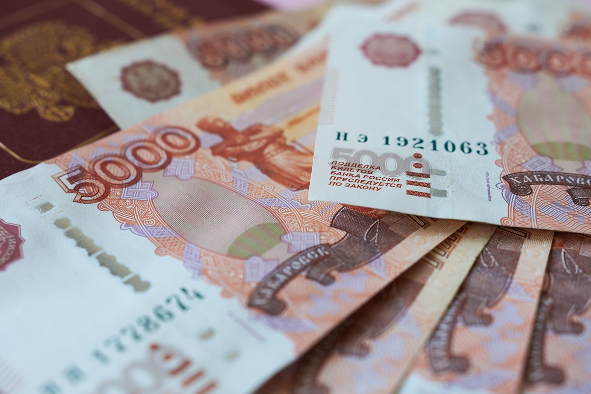 Новини бізнесу - Росіяни масово виносять готівку з банків через перебої з інтернетом