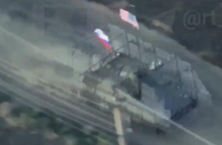 Росіяни показали “трофейний” БТР з прапором США