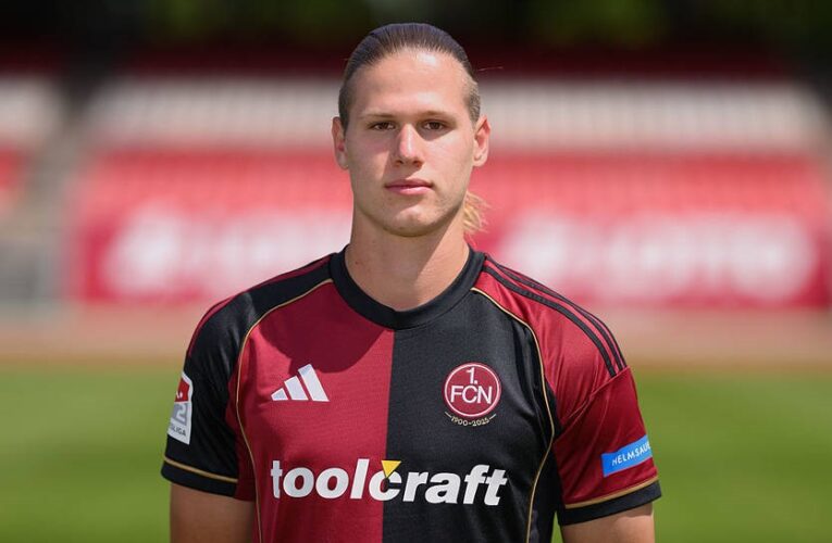 Степанов, гравець Нюрнберга, забиває свій перший гол на професійному рівні