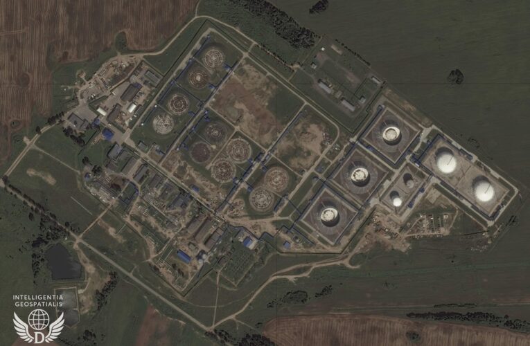 Супутникові знімки показали масштаб пожежі на російському НПЗ