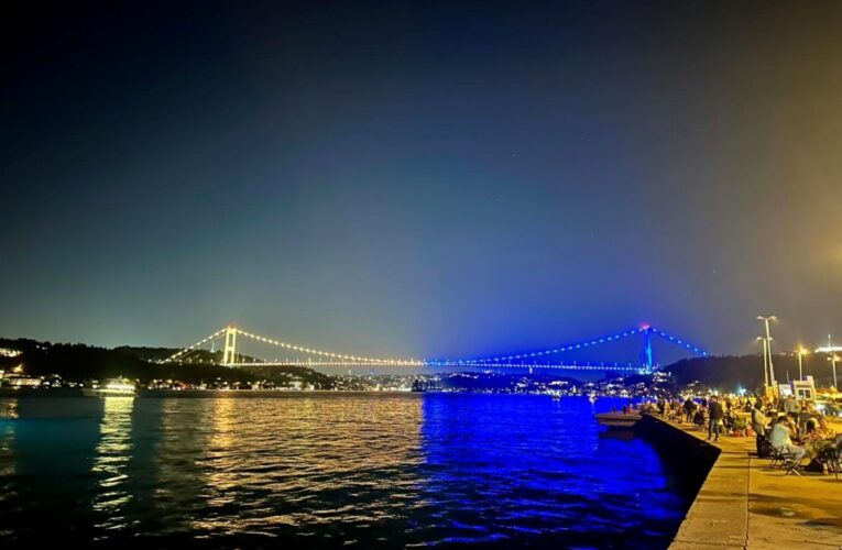 Туреччина оздобила вежу і міст у синьо-жовті барви