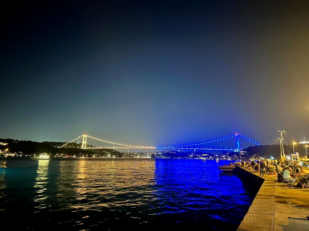 Новини світу - Туреччина оздобила вежу і міст у синьо-жовті барви