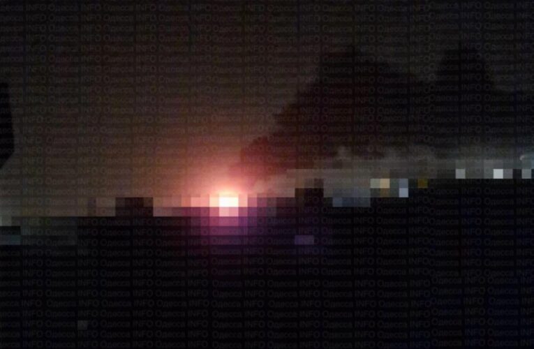 У Чорноморську після атаки БПЛА спалахнули пожежі