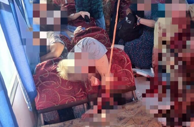 У Херсоні дрон РФ атакував автобус, багато жертв