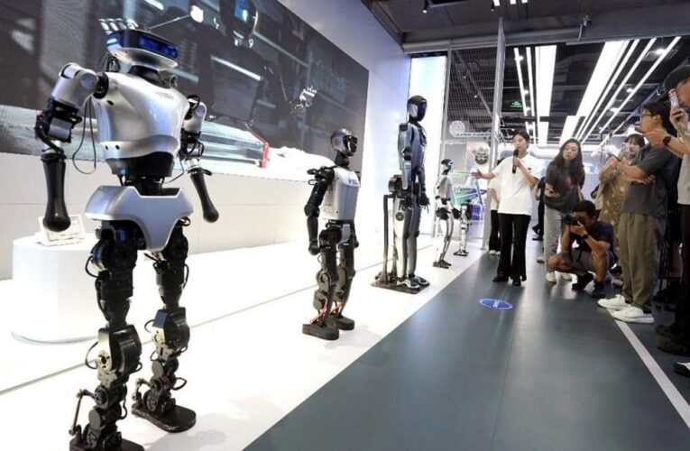 У Китаї відкрився торговий центр з продажу людиноподібних роботів