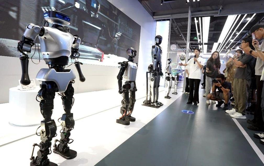 Новини світу - У Китаї відкрився торговий центр з продажу людиноподібних роботів