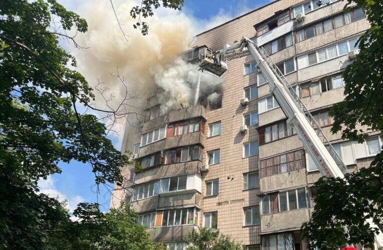 У Києві чоловік підірвав квартиру, щоб не впустити поліцію