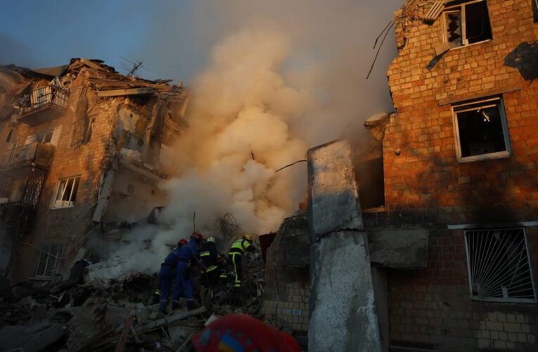 У Києві під завалами знайшли трьох людей