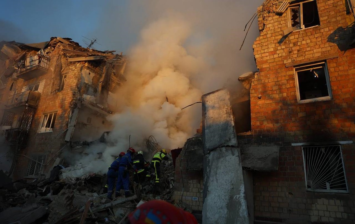 Новини Києва - У Києві під завалами знайшли трьох людей