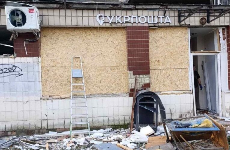 У Києві російський удар знищив відділення Укрпошти