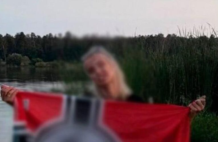 У Києві секретарка суду позувала з нацистським прапором