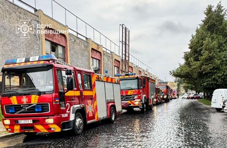 У Львові горить готель Власта: триває евакуація