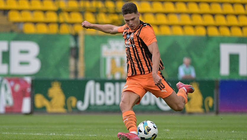 Новини спорту - У матчі Шахтаря з Вересом рівненські фани поспівчували втраті батька гравця