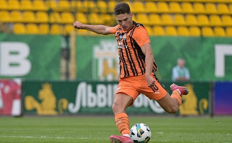 У матчі Шахтаря з Вересом ровенські фани поспівчували втраті батька гравцем