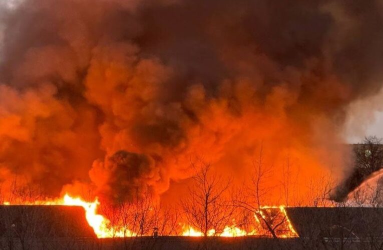 У Москві масштабна пожежа: горять склади і кафе