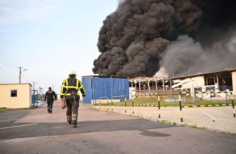 У Мукачеві триває ліквідація пожежі після атаки РФ