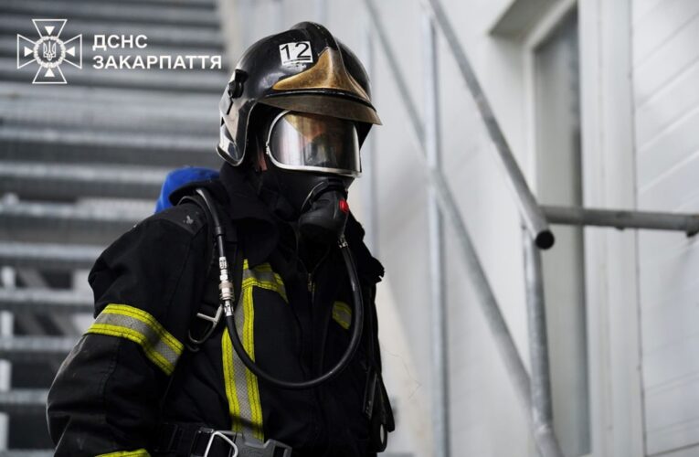 У Мукачево на третю добу загасили пожежу після удару РФ
