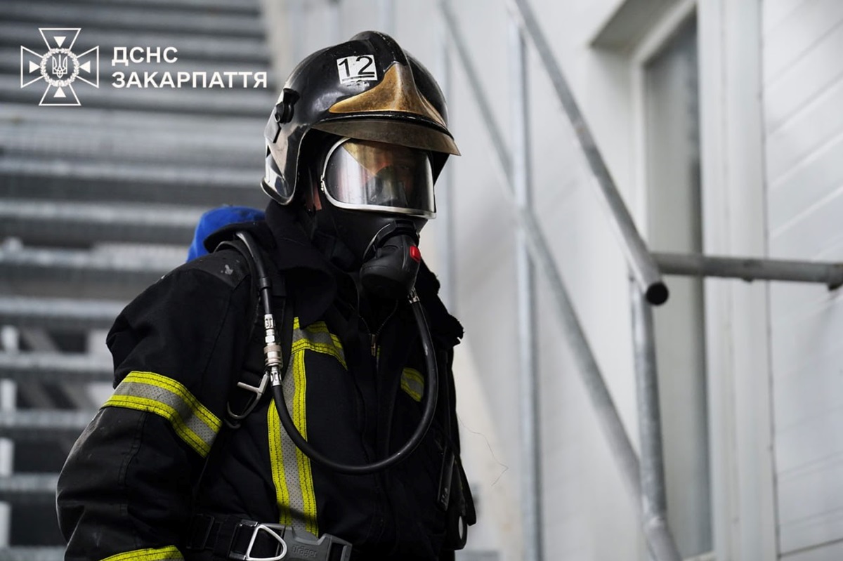 Новини України - У Мукачево на третю добу загасили пожежу після удару РФ