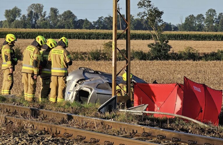У Польщі авто зіткнулося з потягом, загинув поліцейський
