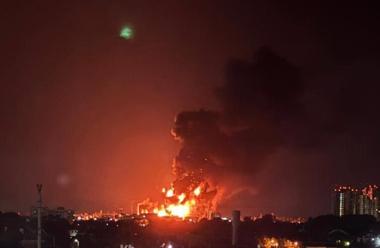 У РФ палають два НПЗ – соцмережі