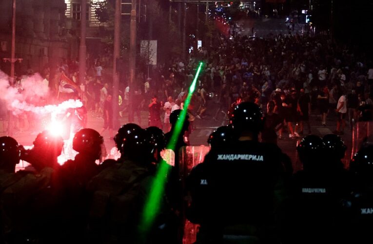 У Сербії протестувальники підпалили офіс партії Вучича