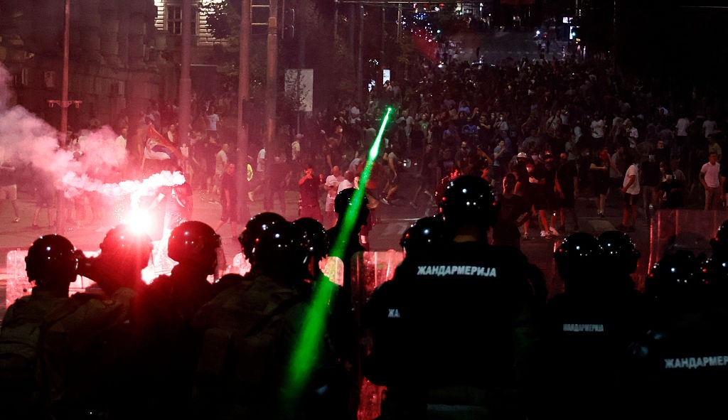 Новини світу - У Сербії протестувальники підпалили офіс партії Вучича