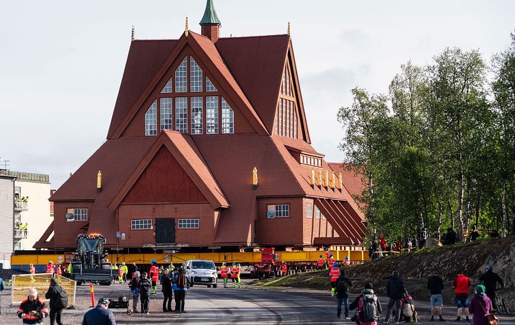 Новини світу - У Швеції перевозять на нове місце 600-тонну старовинну церкву