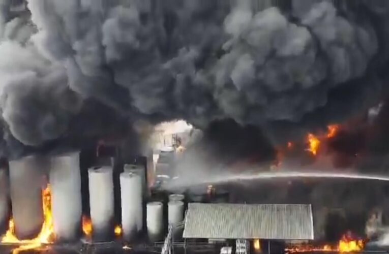 У США палає нафтопереробний завод