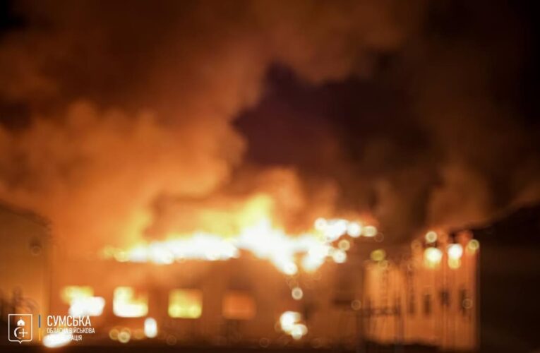 У Сумах після удару БПЛА спалахнула пожежа