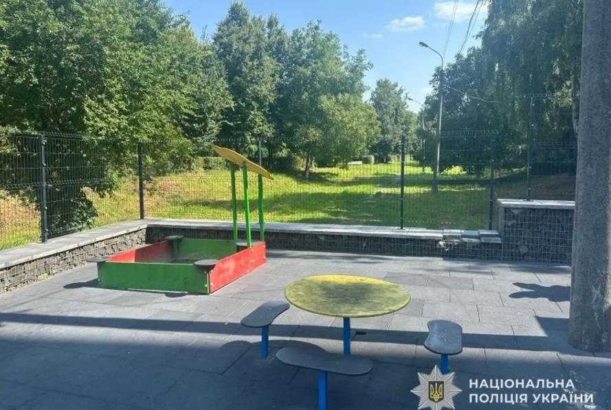 Новини України - У Тернополі підліток влаштував стрілянину біля дитячого майданчика