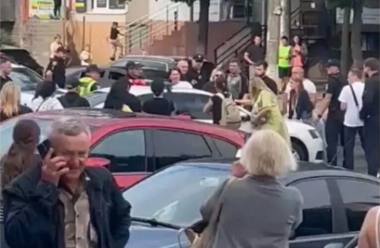 У Вінниці мітингувальники “відбили” ухилянта у ТЦК