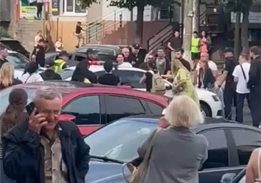 Новини України - У Вінниці мітингувальники "відбили" ухилянта у ТЦК