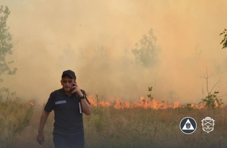 У Запоріжжі пожежа охопила острів Хортиця