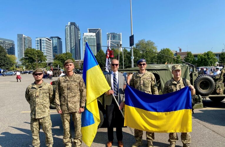 Українські армійці долучилися до військового параду Канади