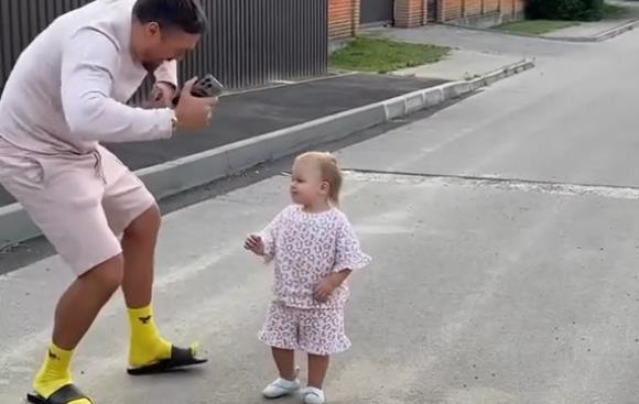 Усик розчулив танцями з однорічною донечкою