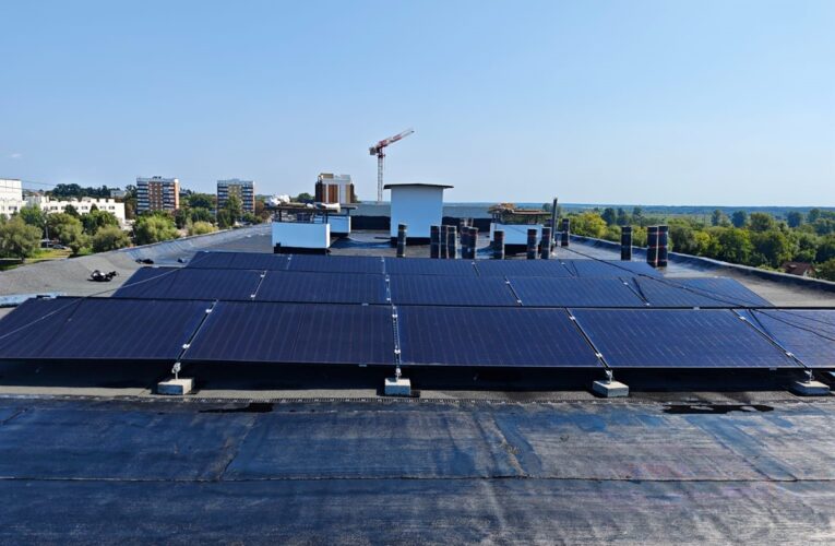 В Бородянці під Києвом на відновлені будинки встановлюють сонячні панелі