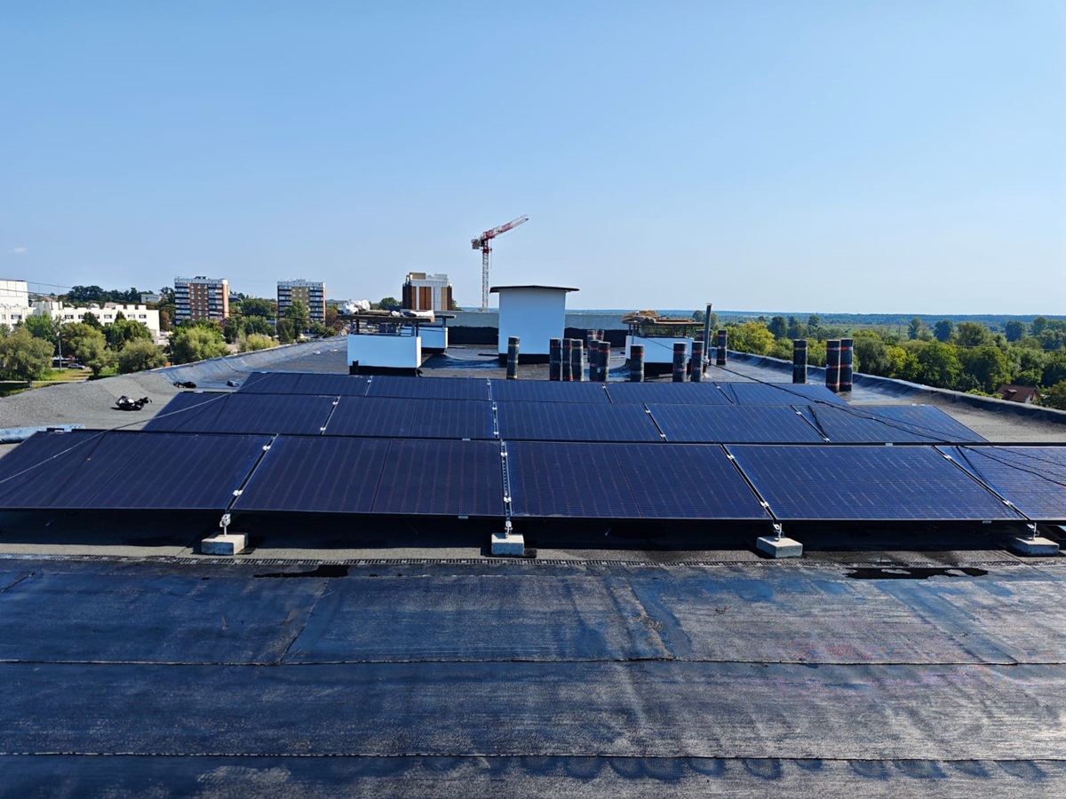 Новини політики - В Бородянці під Києвом на відновлені будинки встановлюють сонячні панелі